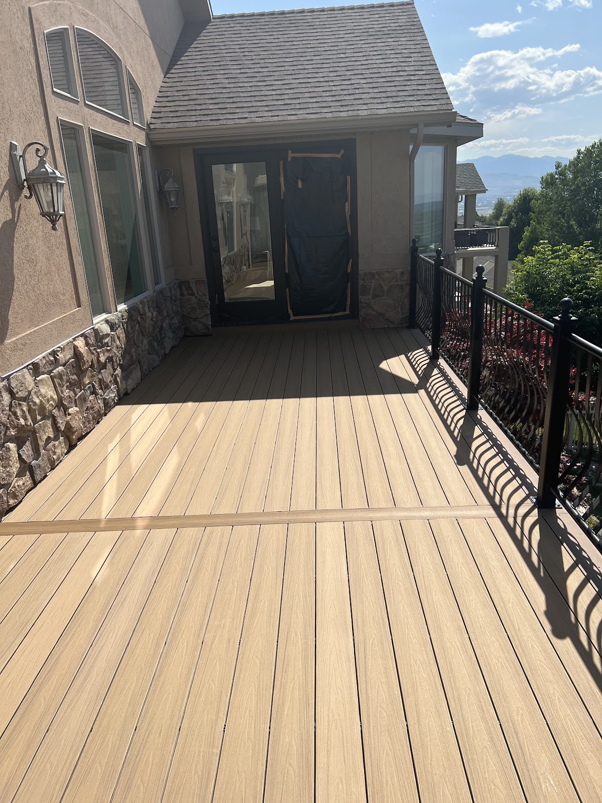 Pergolas deck by Z-Bolt Decks — photo from Pierre Yves Jullin