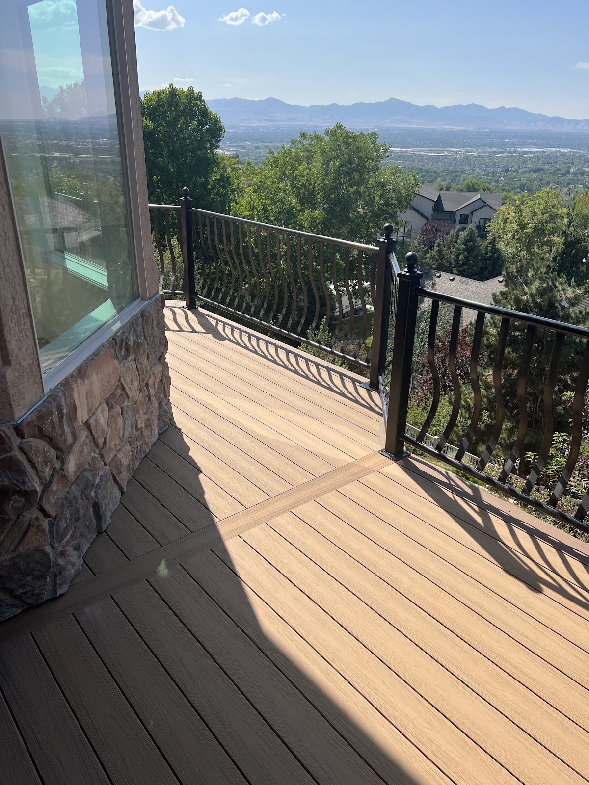 Pergolas deck by Z-Bolt Decks — photo from Pierre Yves Jullin